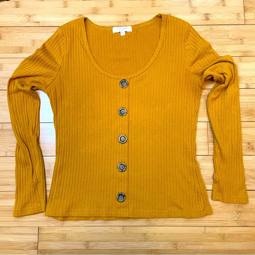 Full Circle Trends scoop neck top with decorative buttons, size XL.